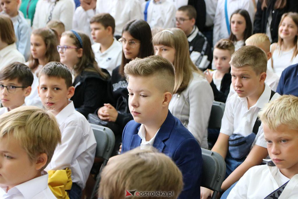 Rozpoczęcie roku szkolnego w SP nr 1 [01.09.2022] - zdjęcie #33 - eOstroleka.pl