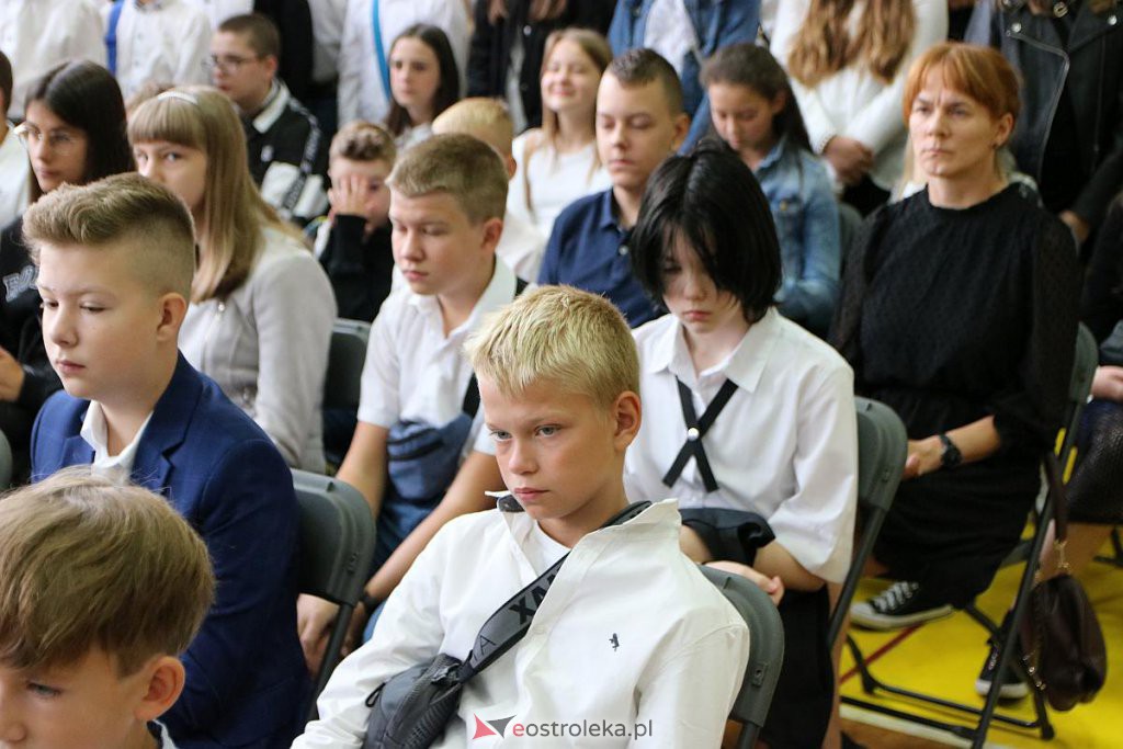 Rozpoczęcie roku szkolnego w SP nr 1 [01.09.2022] - zdjęcie #32 - eOstroleka.pl
