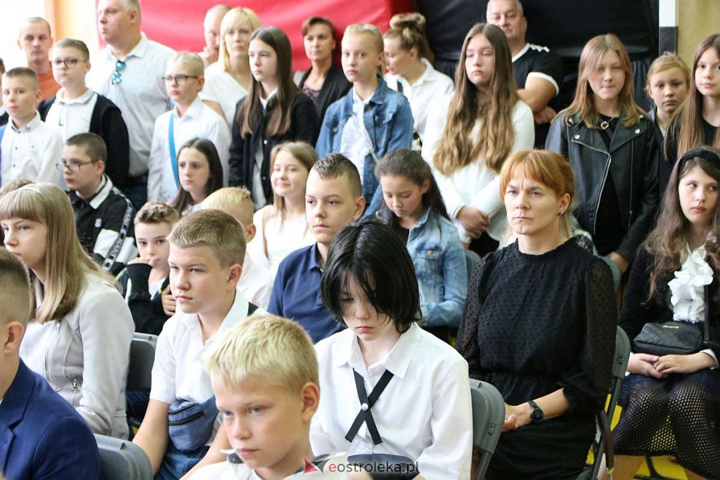 Rozpoczęcie roku szkolnego w SP nr 1 [01.09.2022] - zdjęcie #31 - eOstroleka.pl
