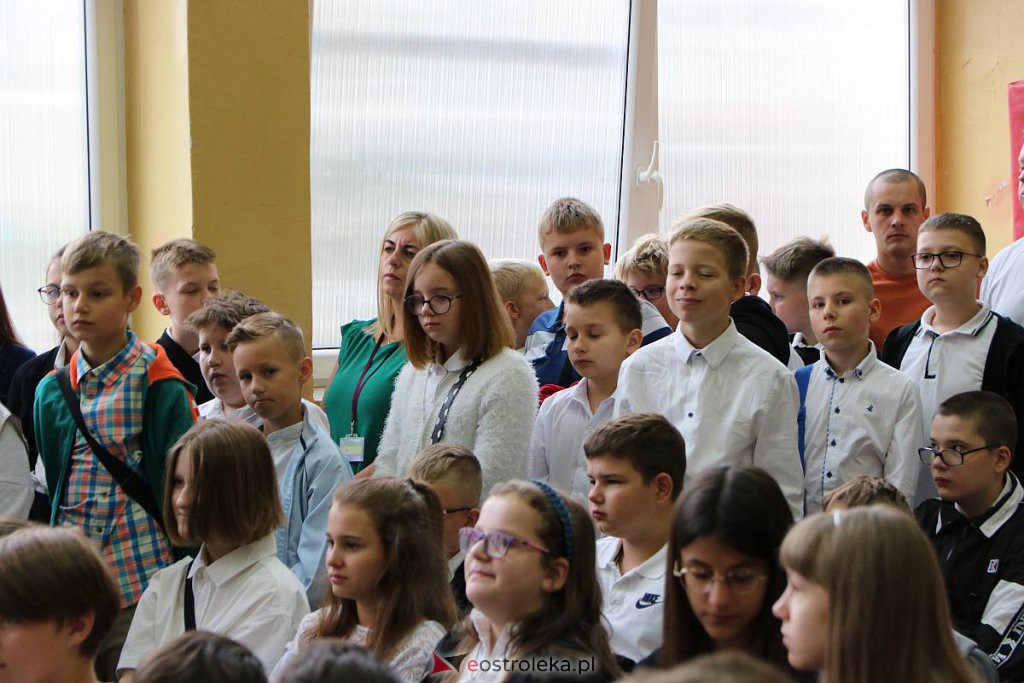 Rozpoczęcie roku szkolnego w SP nr 1 [01.09.2022] - zdjęcie #29 - eOstroleka.pl