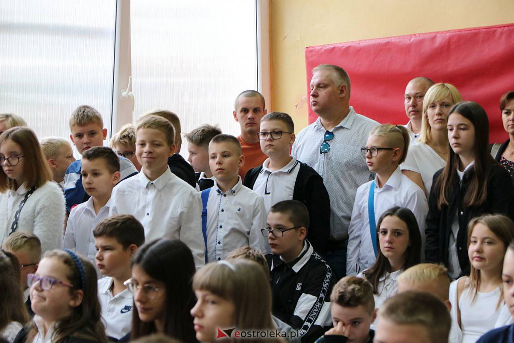 Rozpoczęcie roku szkolnego w SP nr 1 [01.09.2022] - zdjęcie #28 - eOstroleka.pl