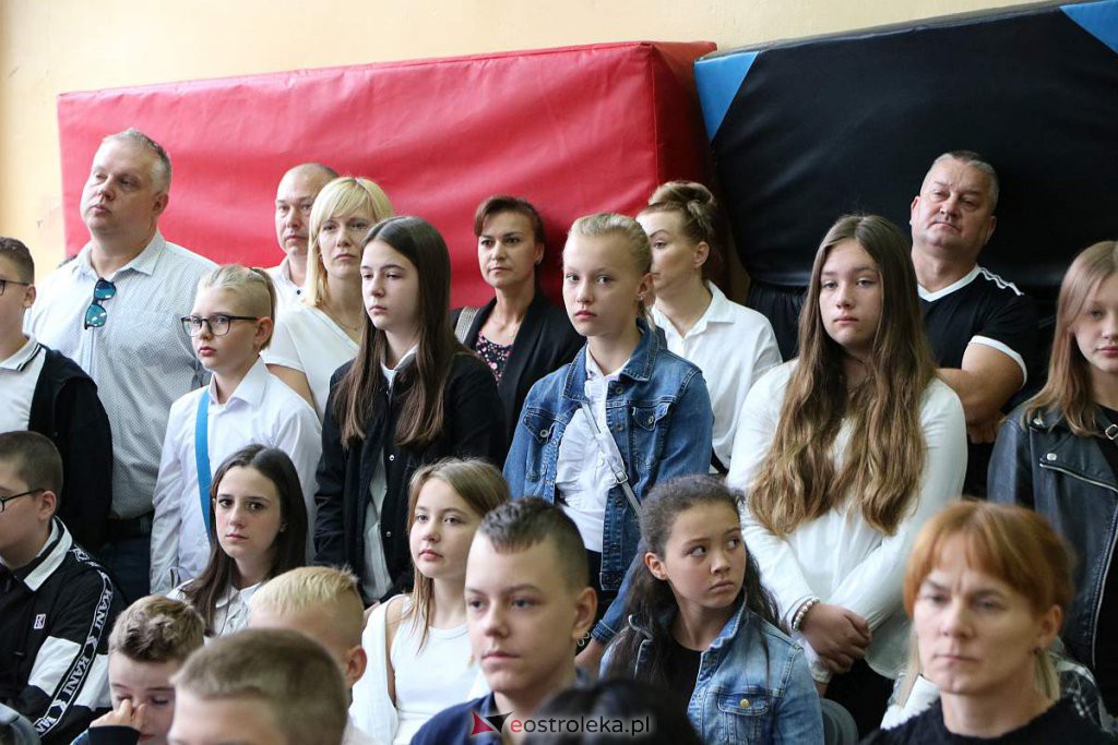 Rozpoczęcie roku szkolnego w SP nr 1 [01.09.2022] - zdjęcie #27 - eOstroleka.pl