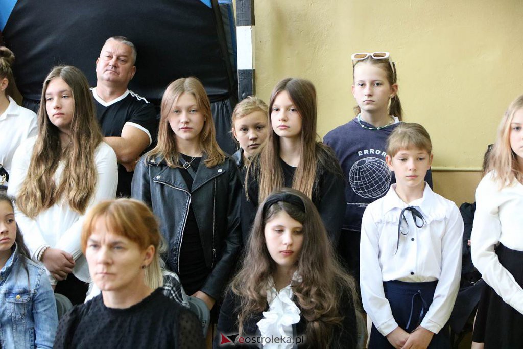 Rozpoczęcie roku szkolnego w SP nr 1 [01.09.2022] - zdjęcie #26 - eOstroleka.pl
