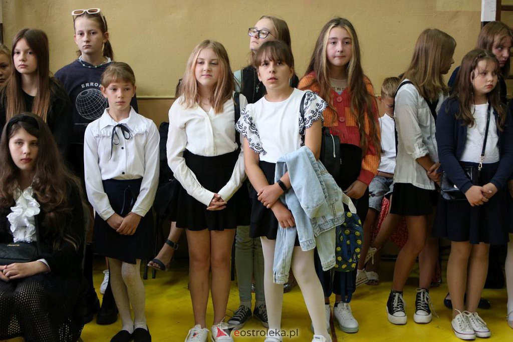 Rozpoczęcie roku szkolnego w SP nr 1 [01.09.2022] - zdjęcie #25 - eOstroleka.pl