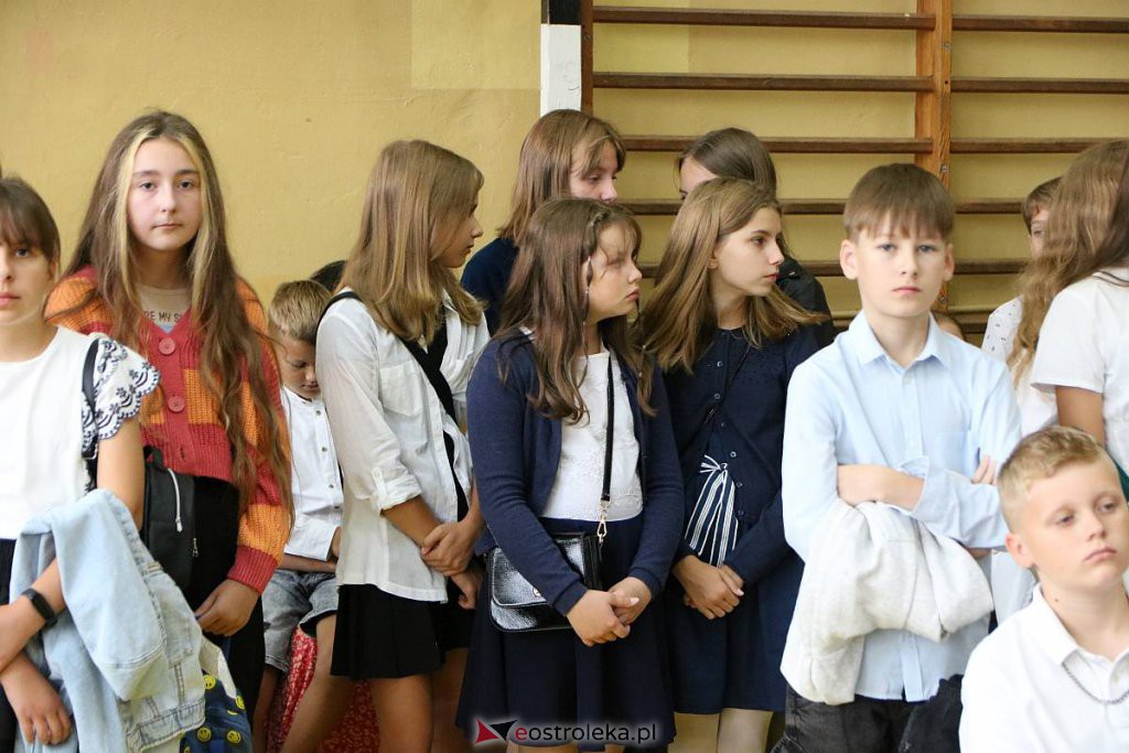 Rozpoczęcie roku szkolnego w SP nr 1 [01.09.2022] - zdjęcie #24 - eOstroleka.pl
