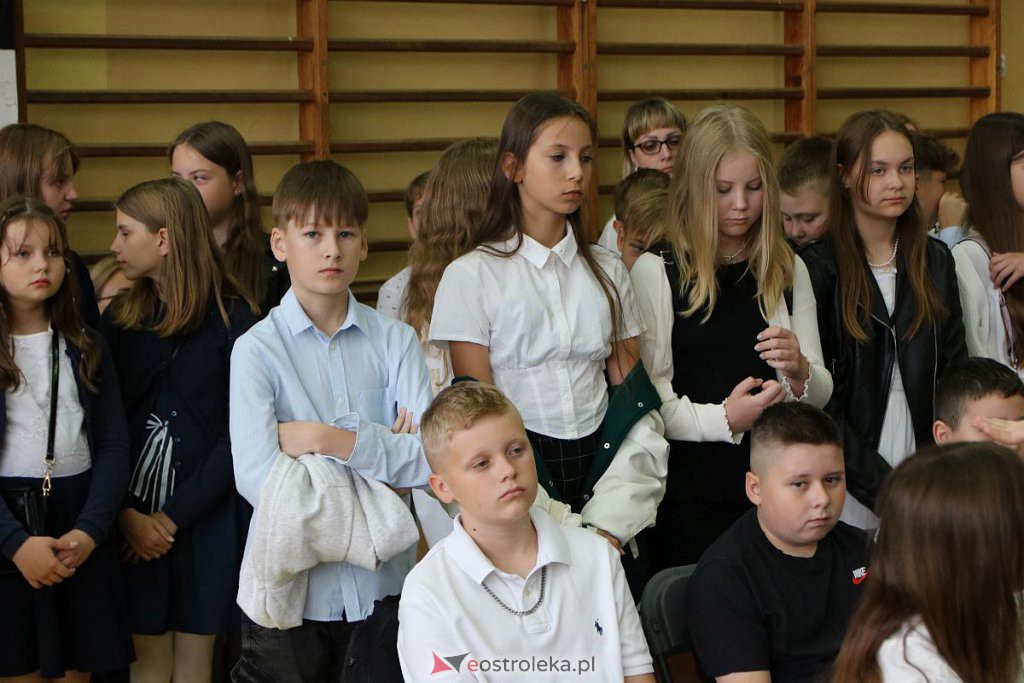 Rozpoczęcie roku szkolnego w SP nr 1 [01.09.2022] - zdjęcie #22 - eOstroleka.pl