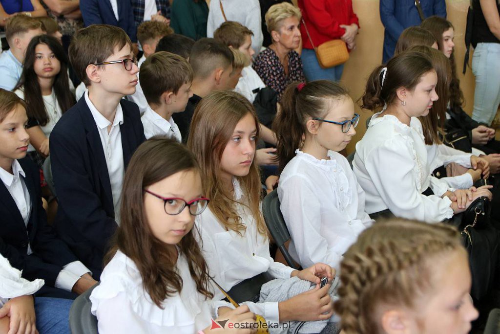 Rozpoczęcie roku szkolnego w SP nr 1 [01.09.2022] - zdjęcie #20 - eOstroleka.pl