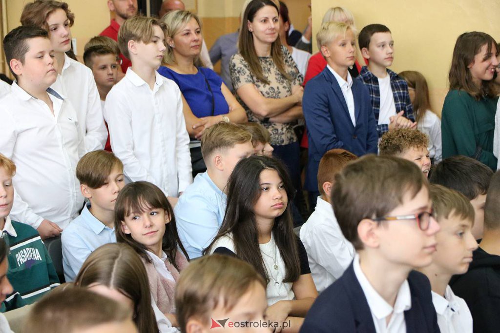 Rozpoczęcie roku szkolnego w SP nr 1 [01.09.2022] - zdjęcie #19 - eOstroleka.pl