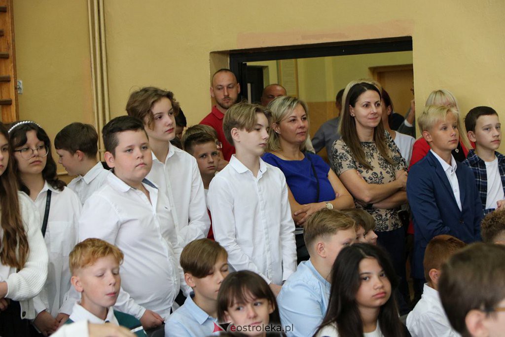 Rozpoczęcie roku szkolnego w SP nr 1 [01.09.2022] - zdjęcie #18 - eOstroleka.pl