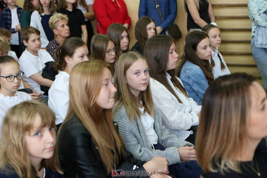 Rozpoczęcie roku szkolnego w SP nr 1 [01.09.2022] - zdjęcie #16 - eOstroleka.pl