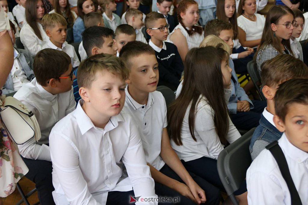 Rozpoczęcie roku szkolnego w SP nr 1 [01.09.2022] - zdjęcie #14 - eOstroleka.pl