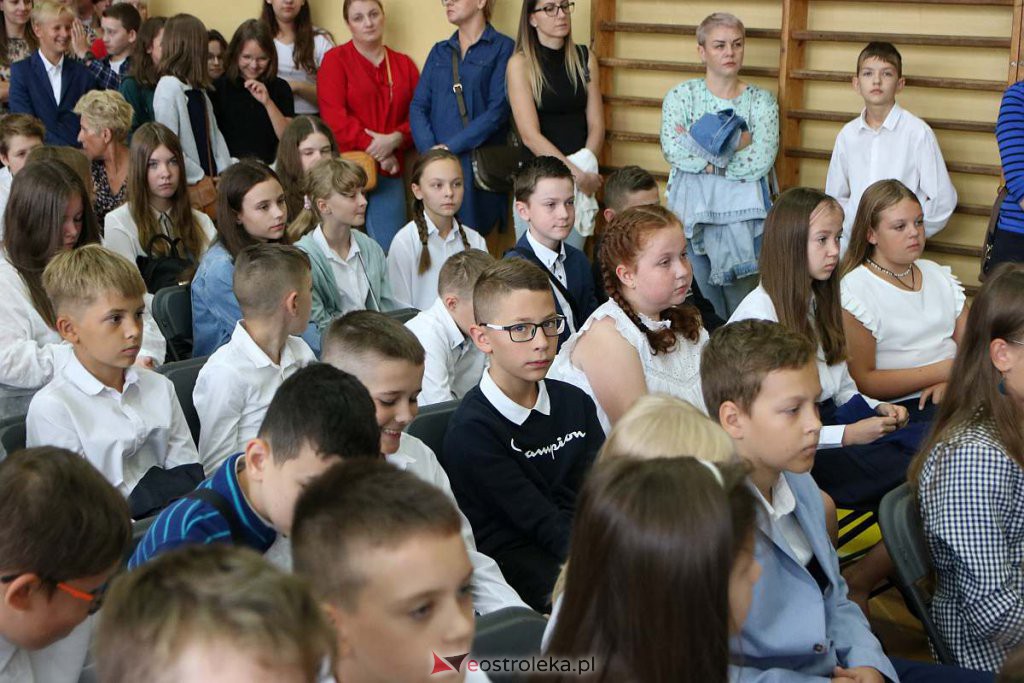 Rozpoczęcie roku szkolnego w SP nr 1 [01.09.2022] - zdjęcie #12 - eOstroleka.pl
