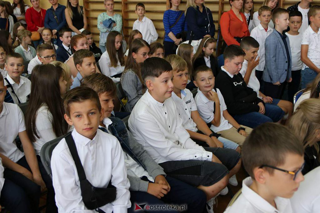 Rozpoczęcie roku szkolnego w SP nr 1 [01.09.2022] - zdjęcie #11 - eOstroleka.pl