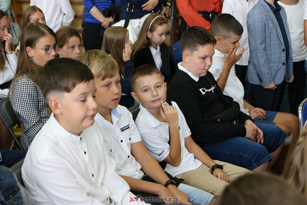 Rozpoczęcie roku szkolnego w SP nr 1 [01.09.2022] - zdjęcie #10 - eOstroleka.pl