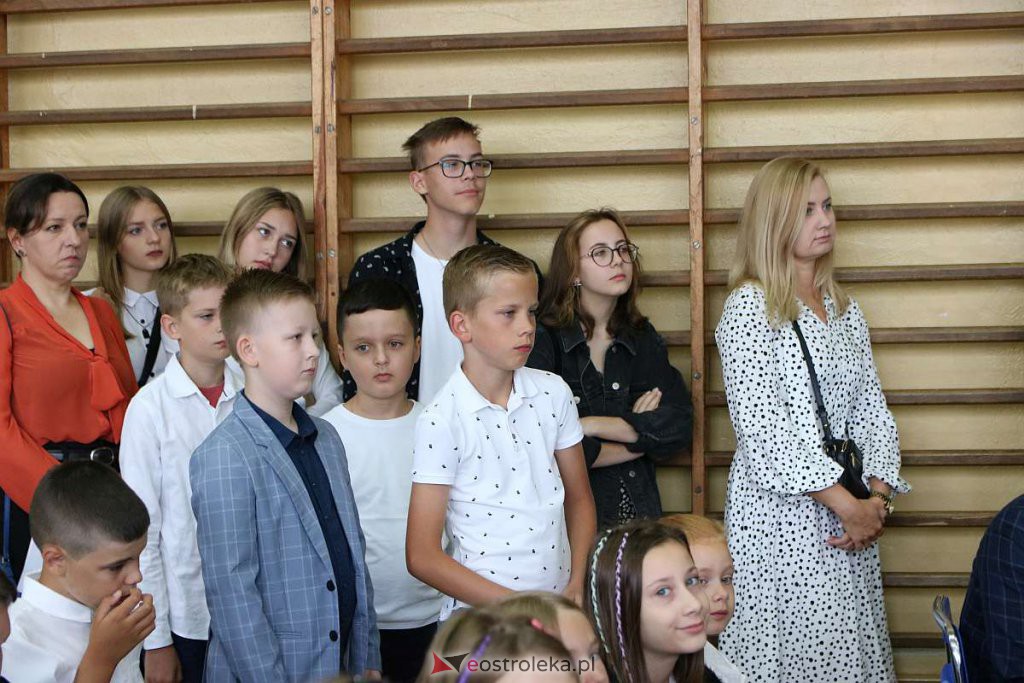 Rozpoczęcie roku szkolnego w SP nr 1 [01.09.2022] - zdjęcie #9 - eOstroleka.pl