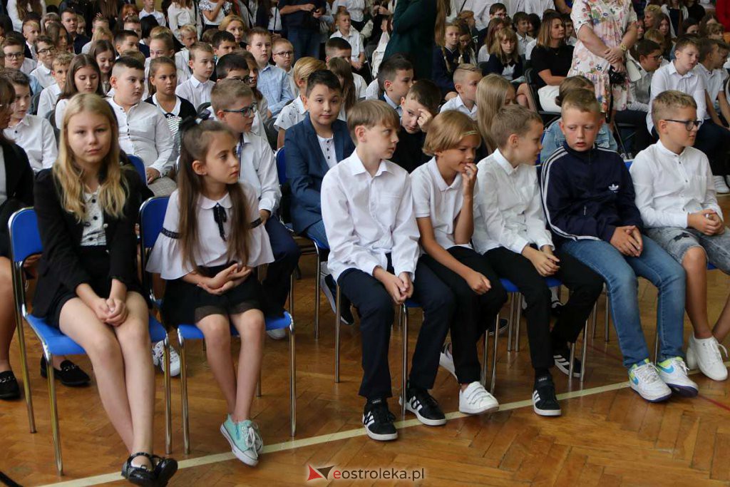 Rozpoczęcie roku szkolnego w SP nr 1 [01.09.2022] - zdjęcie #6 - eOstroleka.pl
