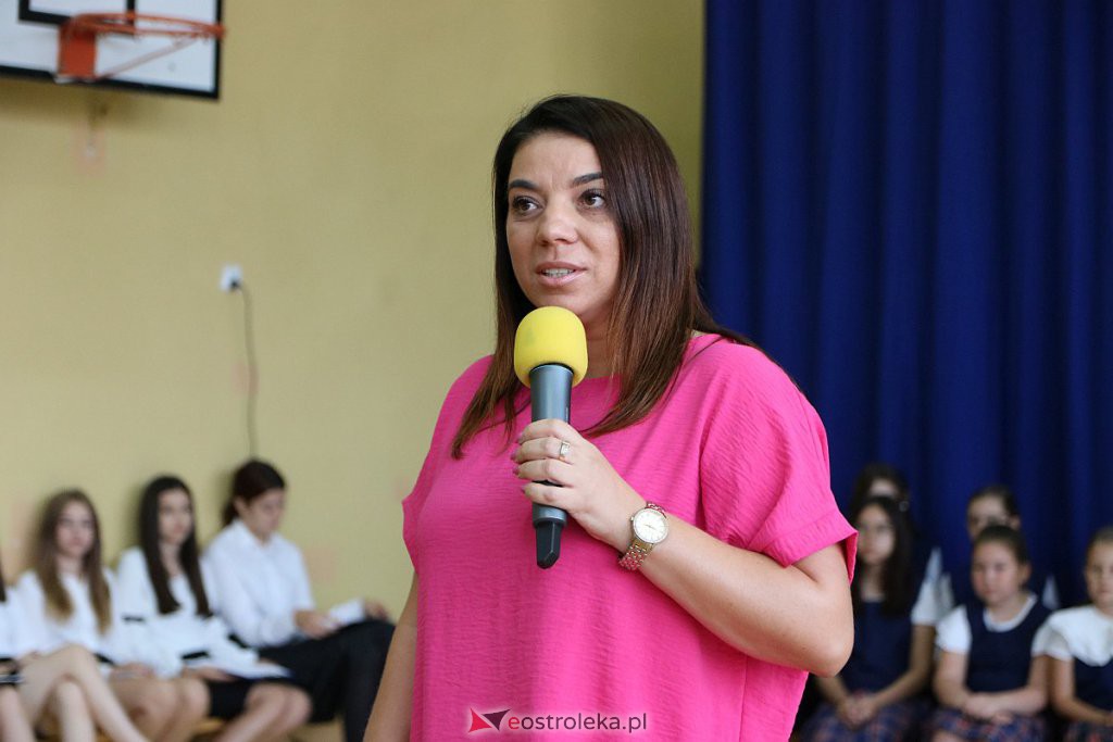 Rozpoczęcie roku szkolnego w SP nr 1 [01.09.2022] - zdjęcie #4 - eOstroleka.pl