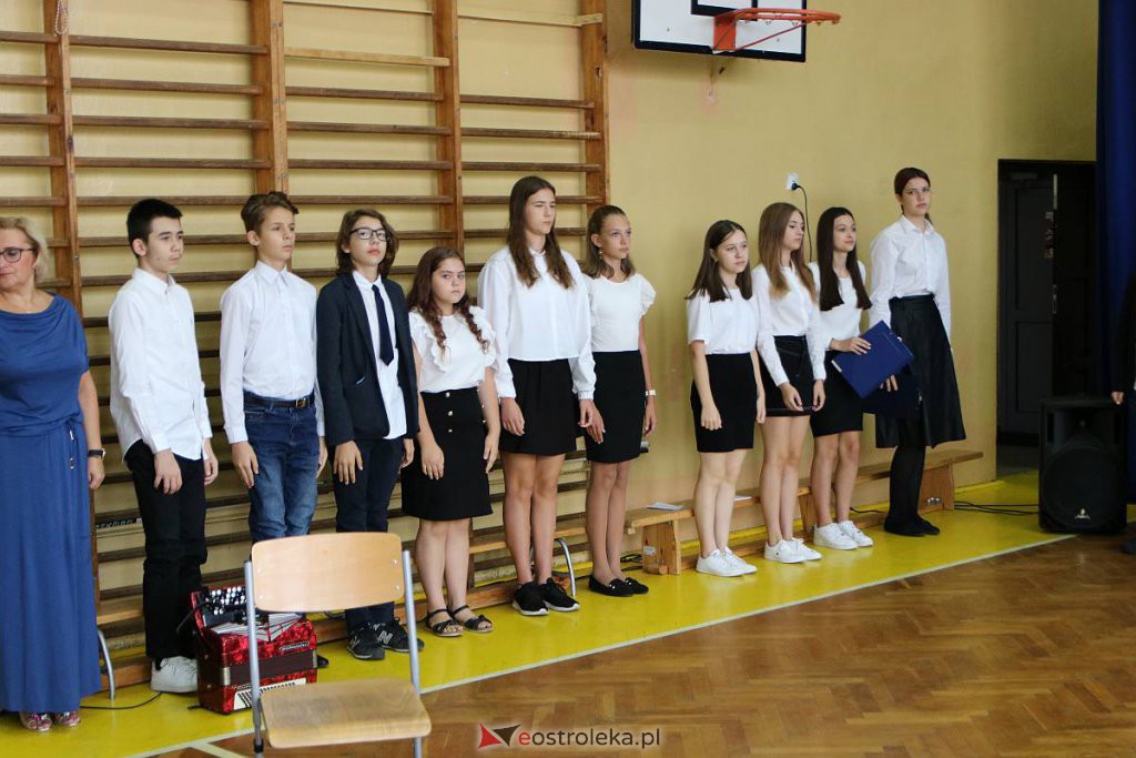 Rozpoczęcie roku szkolnego w SP nr 1 [01.09.2022] - zdjęcie #1 - eOstroleka.pl