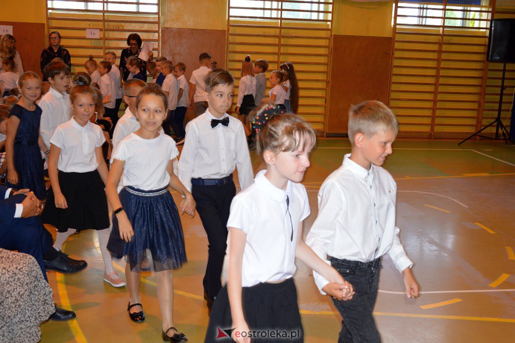 Rozpoczęcia roku szkolnego w SP 3 [01.09.2022] - zdjęcie #9 - eOstroleka.pl