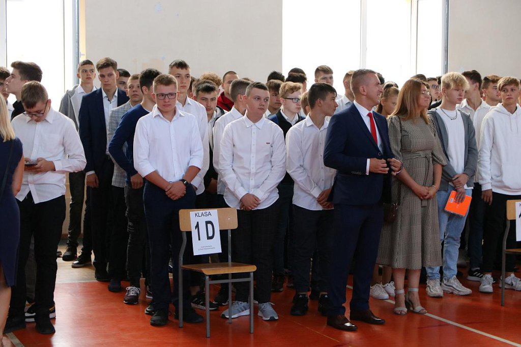 Rozpoczęcie roku szkolnego w ZSZ nr 1 [01.09.2022] - zdjęcie #90 - eOstroleka.pl