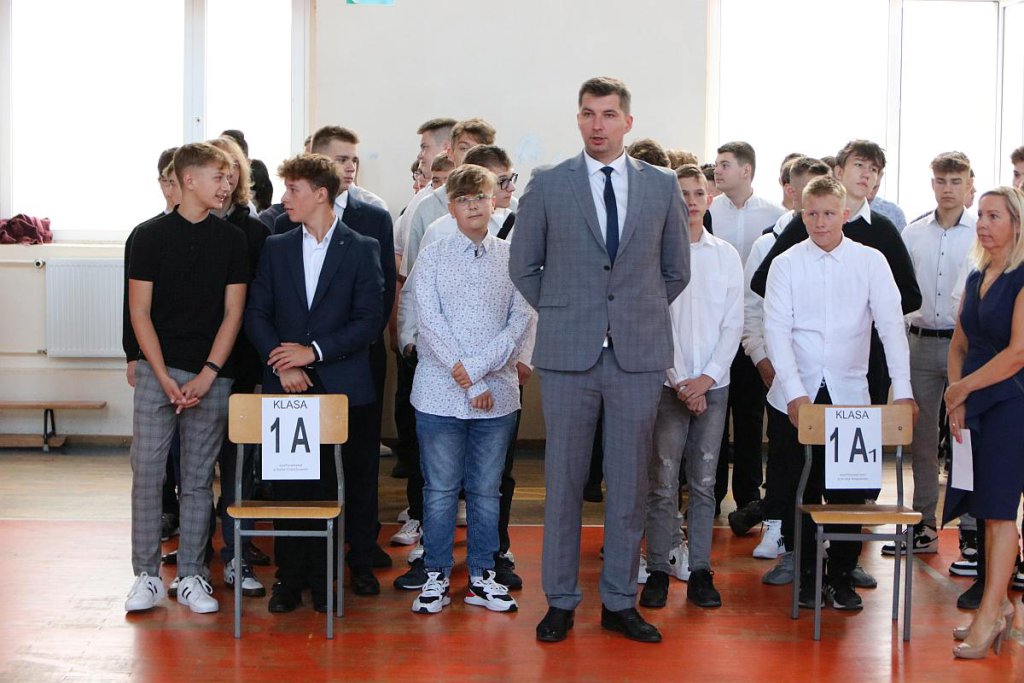 Rozpoczęcie roku szkolnego w ZSZ nr 1 [01.09.2022] - zdjęcie #89 - eOstroleka.pl