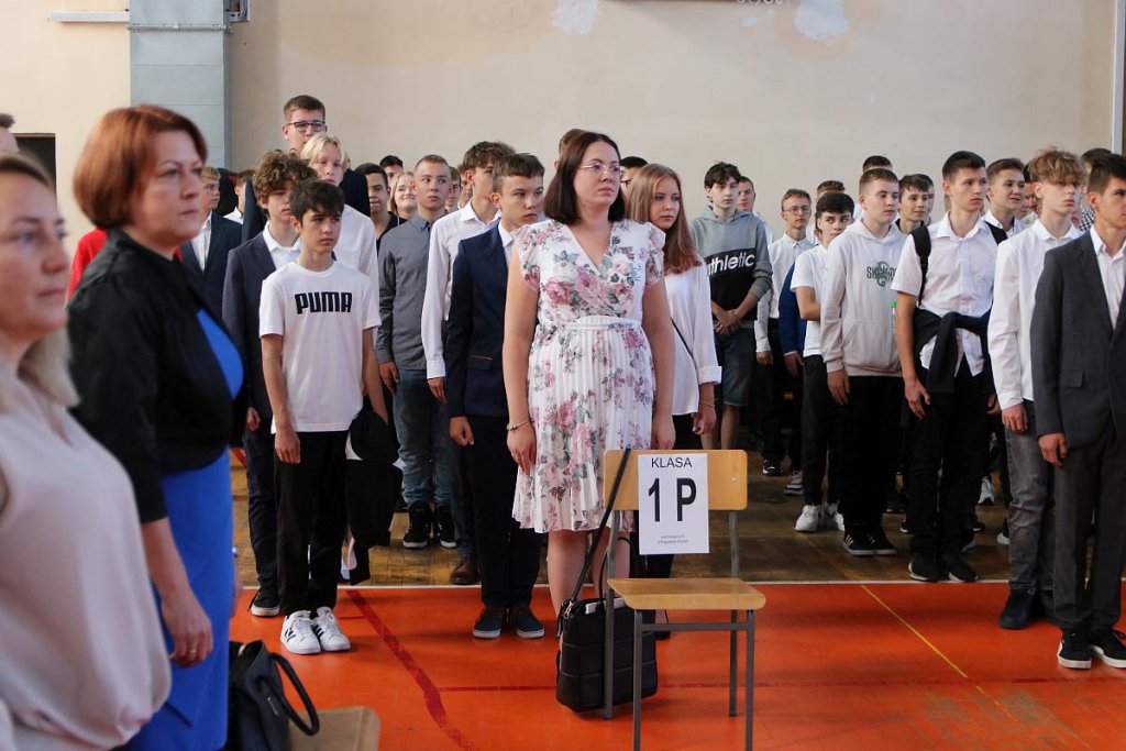 Rozpoczęcie roku szkolnego w ZSZ nr 1 [01.09.2022] - zdjęcie #75 - eOstroleka.pl