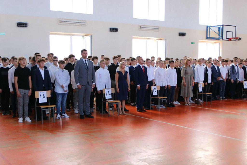 Rozpoczęcie roku szkolnego w ZSZ nr 1 [01.09.2022] - zdjęcie #35 - eOstroleka.pl