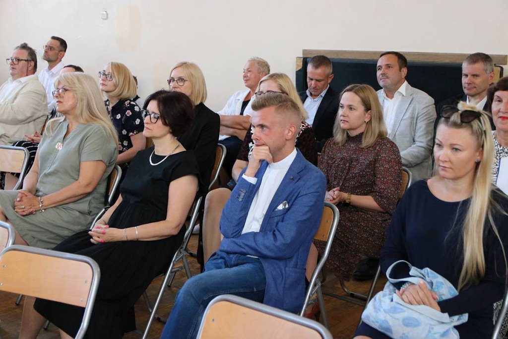 Rozpoczęcie roku szkolnego w ZSZ nr 1 [01.09.2022] - zdjęcie #6 - eOstroleka.pl