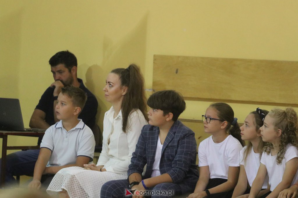 Rozpoczęcie roku szkolnego w SP nr 6 [01.09.2022] - zdjęcie #31 - eOstroleka.pl