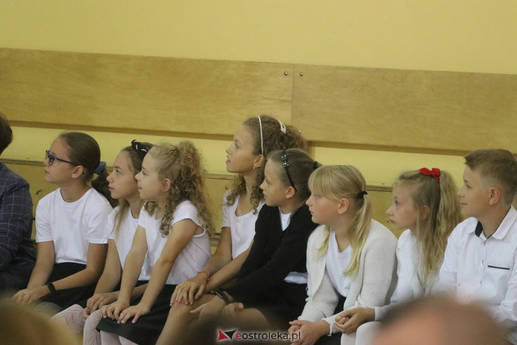 Rozpoczęcie roku szkolnego w SP nr 6 [01.09.2022] - zdjęcie #30 - eOstroleka.pl
