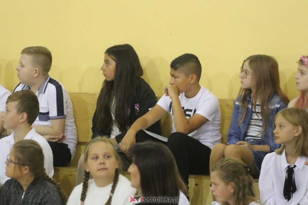 Rozpoczęcie roku szkolnego w SP nr 6 [01.09.2022] - zdjęcie #28 - eOstroleka.pl