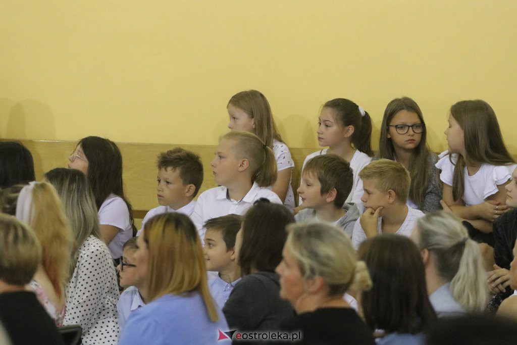 Rozpoczęcie roku szkolnego w SP nr 6 [01.09.2022] - zdjęcie #27 - eOstroleka.pl