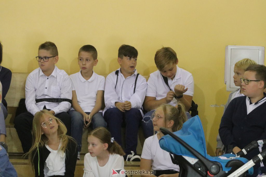 Rozpoczęcie roku szkolnego w SP nr 6 [01.09.2022] - zdjęcie #23 - eOstroleka.pl