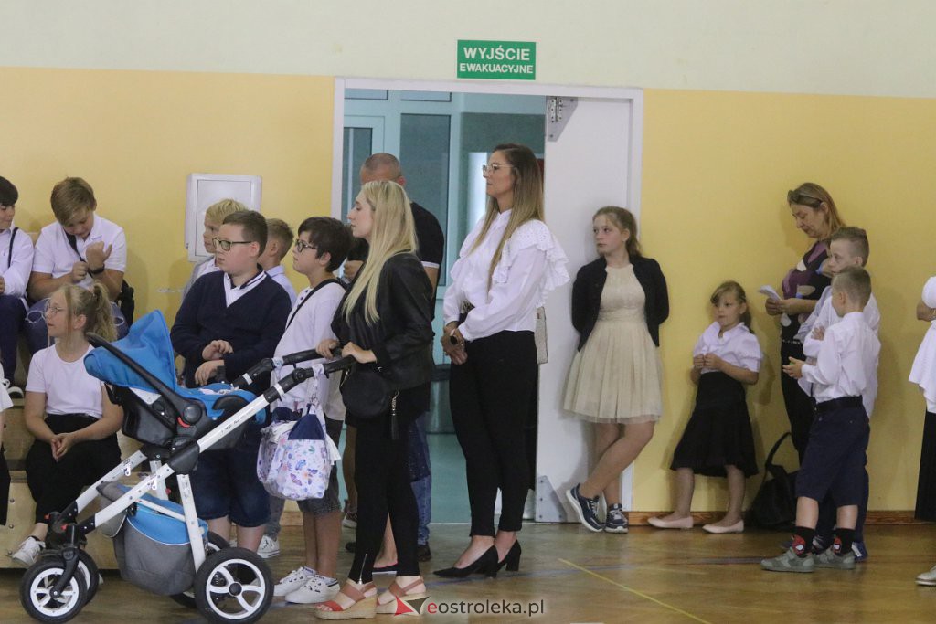Rozpoczęcie roku szkolnego w SP nr 6 [01.09.2022] - zdjęcie #22 - eOstroleka.pl