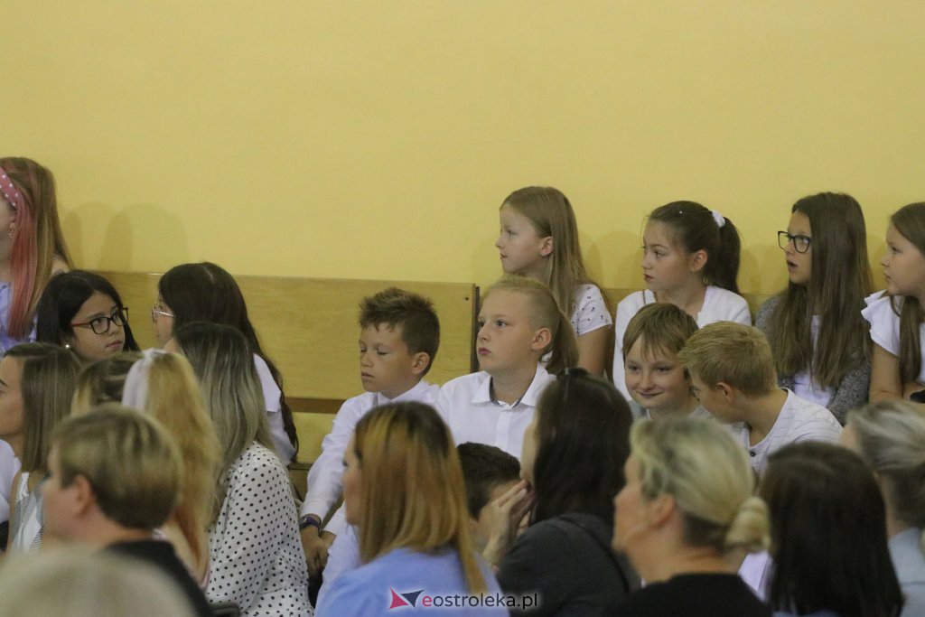 Rozpoczęcie roku szkolnego w SP nr 6 [01.09.2022] - zdjęcie #21 - eOstroleka.pl
