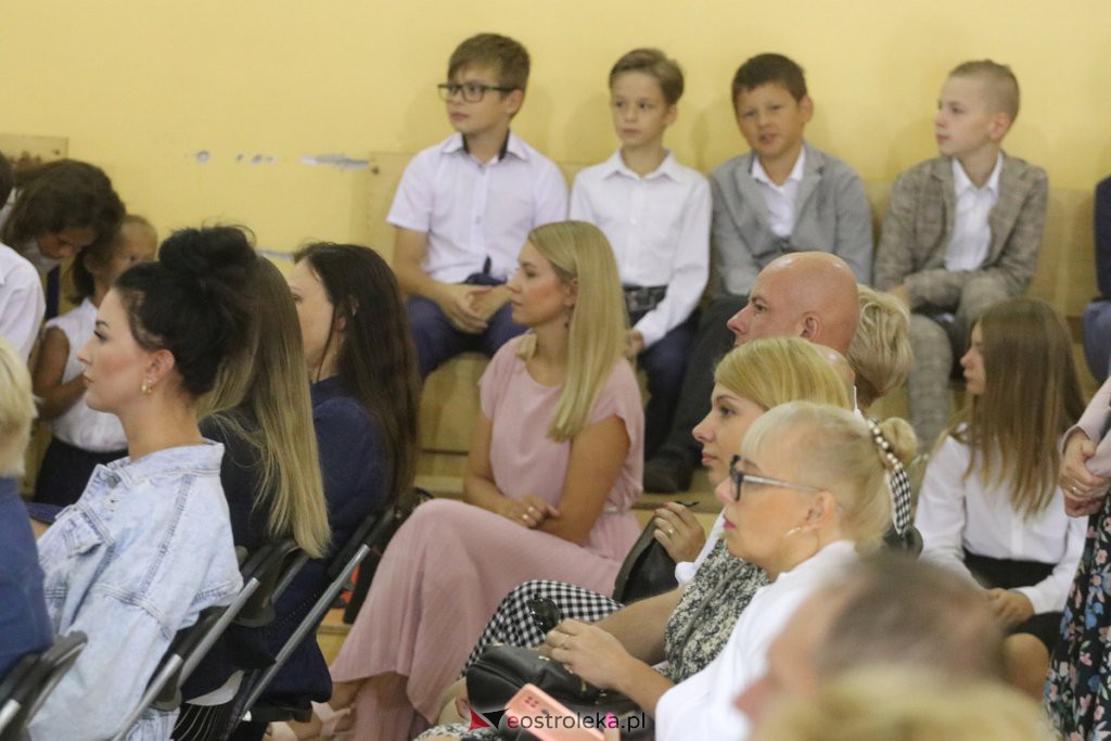 Rozpoczęcie roku szkolnego w SP nr 6 [01.09.2022] - zdjęcie #19 - eOstroleka.pl
