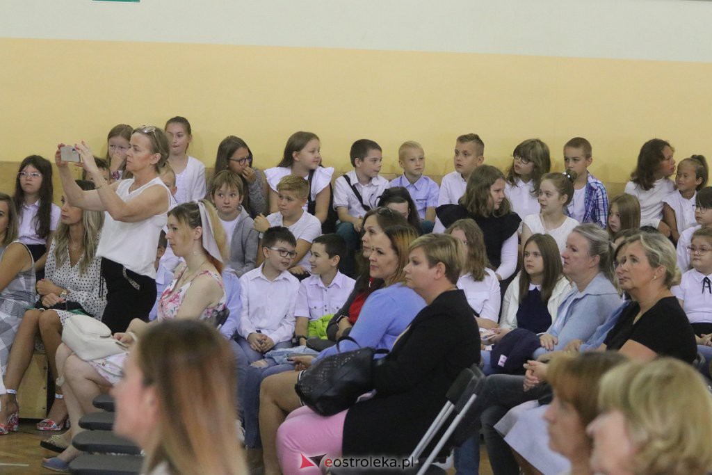 Rozpoczęcie roku szkolnego w SP nr 6 [01.09.2022] - zdjęcie #16 - eOstroleka.pl