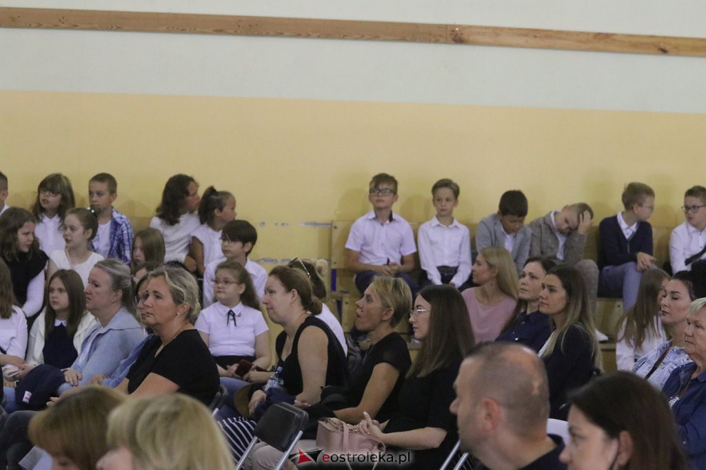 Rozpoczęcie roku szkolnego w SP nr 6 [01.09.2022] - zdjęcie #15 - eOstroleka.pl