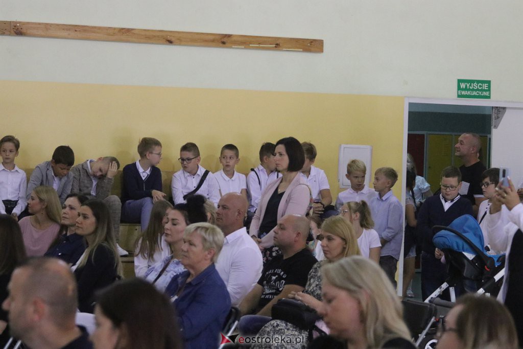 Rozpoczęcie roku szkolnego w SP nr 6 [01.09.2022] - zdjęcie #14 - eOstroleka.pl