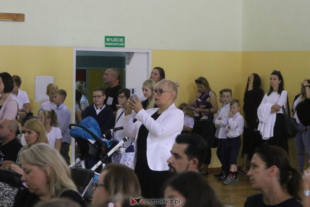 Rozpoczęcie roku szkolnego w SP nr 6 [01.09.2022] - zdjęcie #13 - eOstroleka.pl