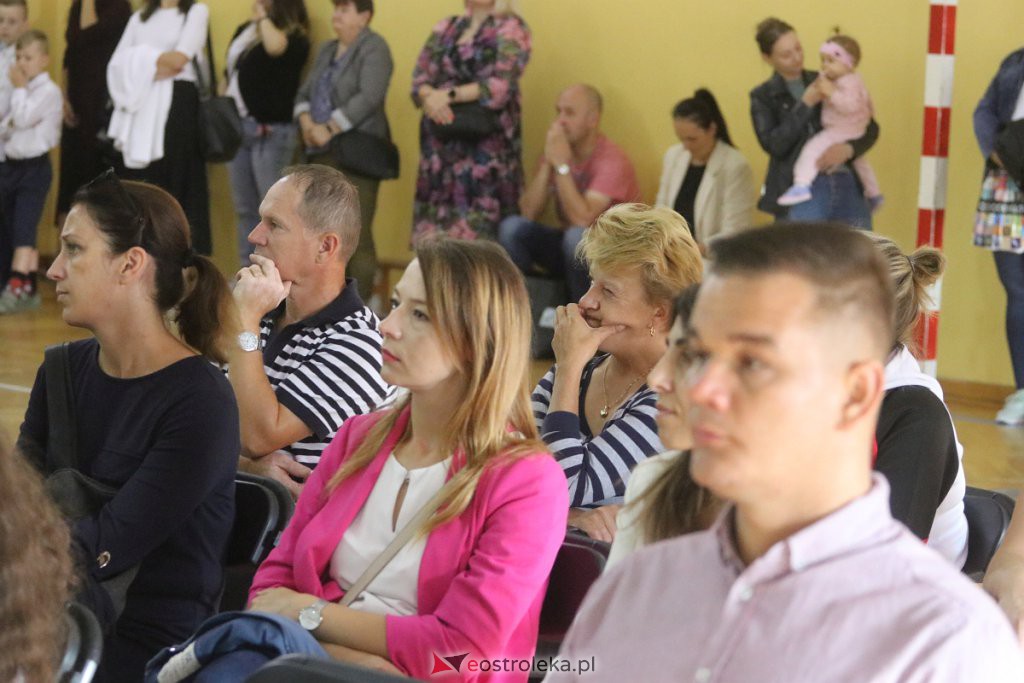 Rozpoczęcie roku szkolnego w SP nr 6 [01.09.2022] - zdjęcie #11 - eOstroleka.pl