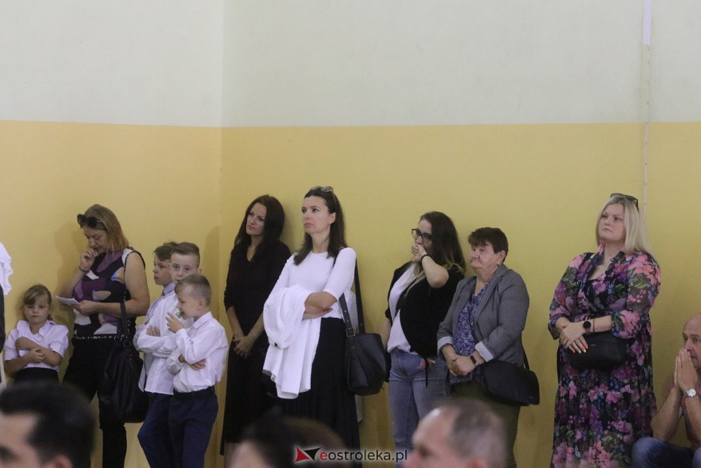 Rozpoczęcie roku szkolnego w SP nr 6 [01.09.2022] - zdjęcie #10 - eOstroleka.pl
