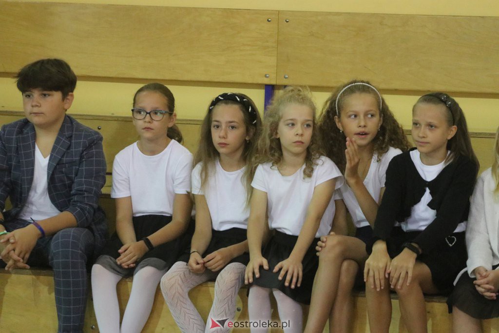 Rozpoczęcie roku szkolnego w SP nr 6 [01.09.2022] - zdjęcie #8 - eOstroleka.pl