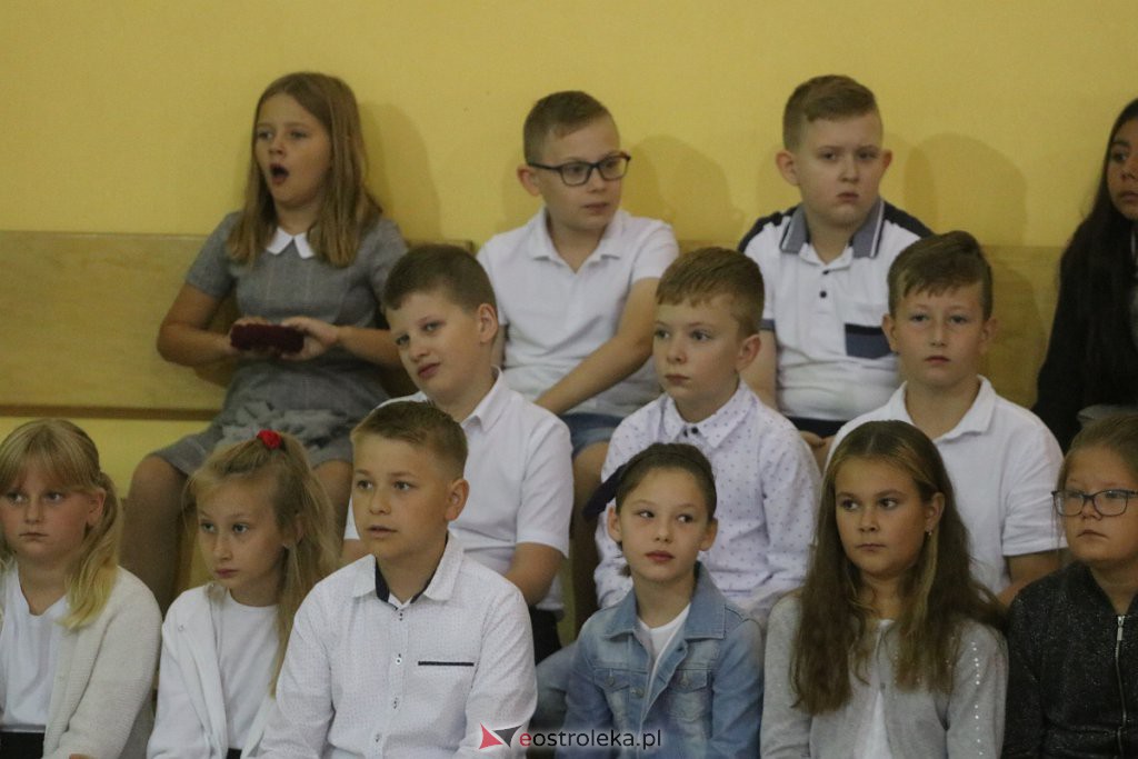Rozpoczęcie roku szkolnego w SP nr 6 [01.09.2022] - zdjęcie #7 - eOstroleka.pl