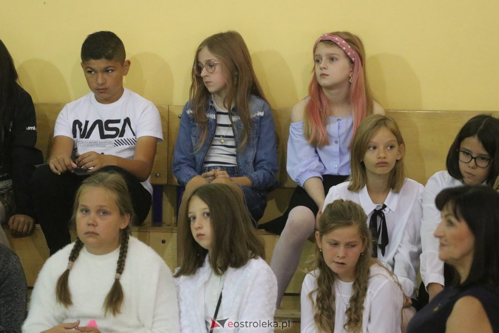 Rozpoczęcie roku szkolnego w SP nr 6 [01.09.2022] - zdjęcie #6 - eOstroleka.pl