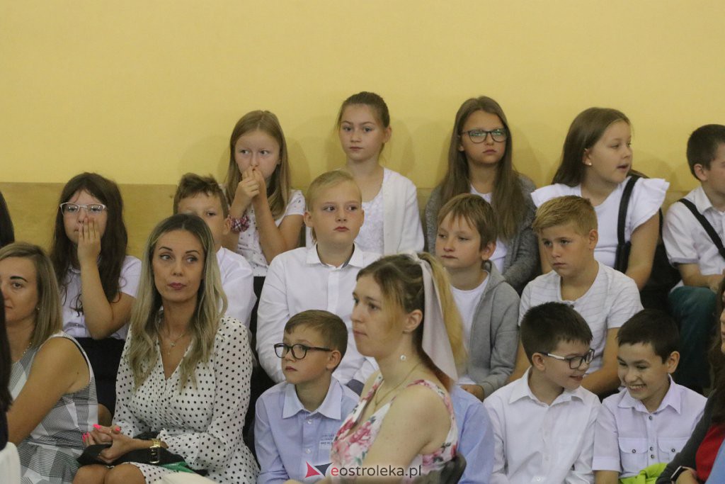 Rozpoczęcie roku szkolnego w SP nr 6 [01.09.2022] - zdjęcie #5 - eOstroleka.pl