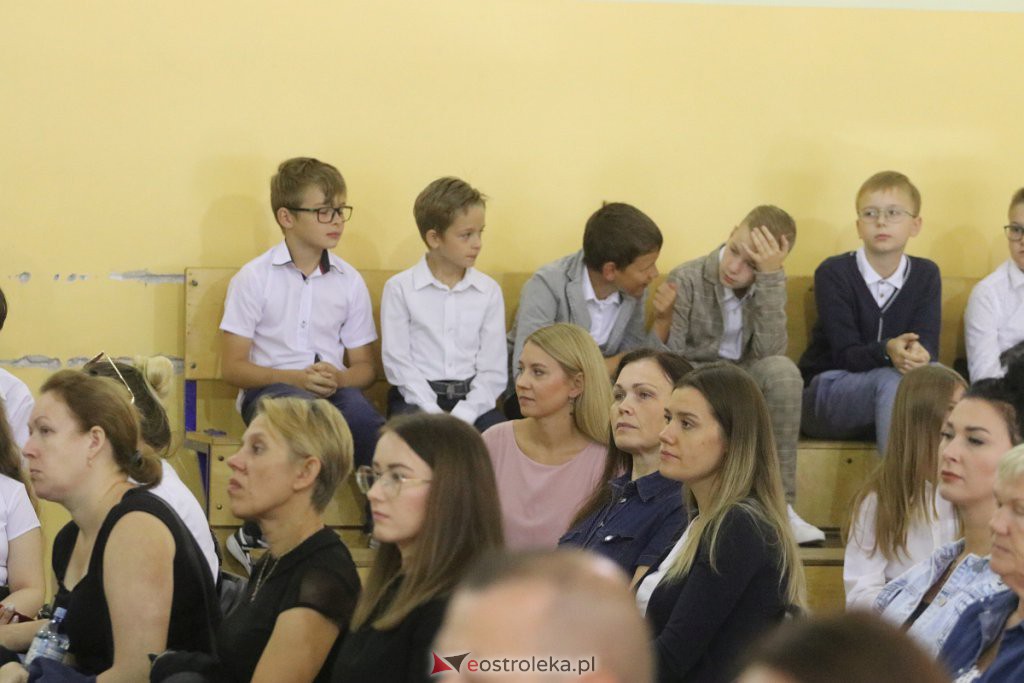 Rozpoczęcie roku szkolnego w SP nr 6 [01.09.2022] - zdjęcie #4 - eOstroleka.pl