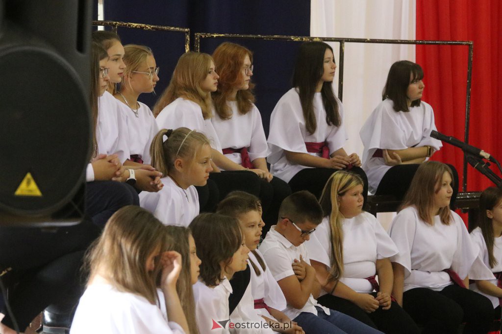 Rozpoczęcie roku szkolnego w SP nr 6 [01.09.2022] - zdjęcie #3 - eOstroleka.pl