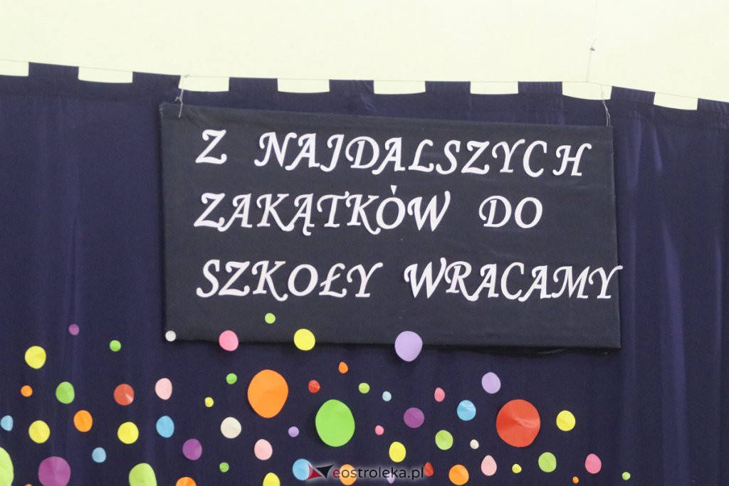 Rozpoczęcie roku szkolnego w SP nr 6 [01.09.2022] - zdjęcie #1 - eOstroleka.pl