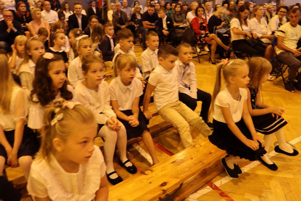 Rozpoczęcie roku szkolnego w SP nr 10 [01.09.2022] - zdjęcie #8 - eOstroleka.pl